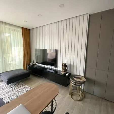 Denize Sifir, Havuz Manzarali, Merkezde 1+1 Daire Bodrum