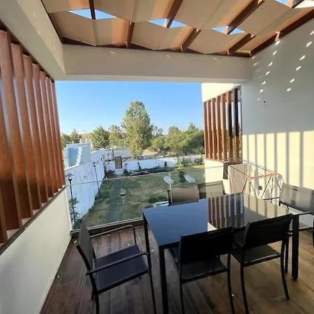 Denize Sifir, Havuz Manzarali, Merkezde 1+1 Apartman